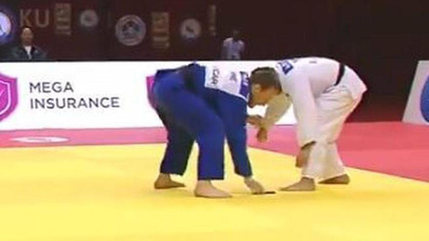 El sueco recoge del tatami el móvil del portugués.