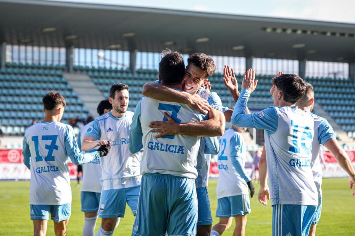 Los jugadores gallegos celebran un tanto en la fase previa.