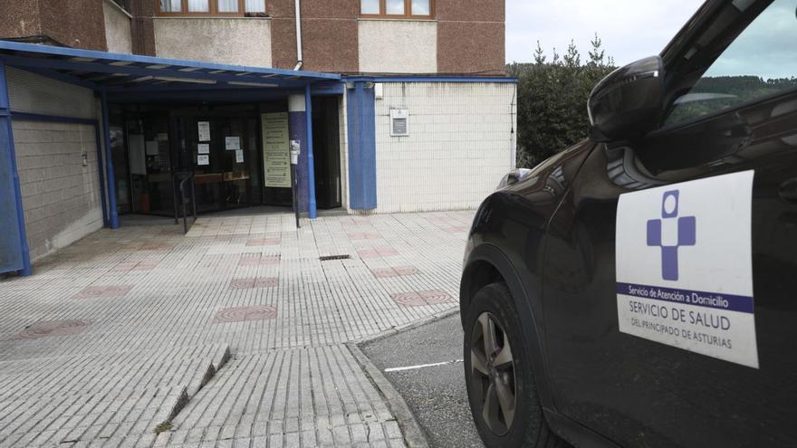 El centro de salud de Soto del Barco y a la derecha, el coche que usan los médicos para las visitas a domicilio. | R. S.