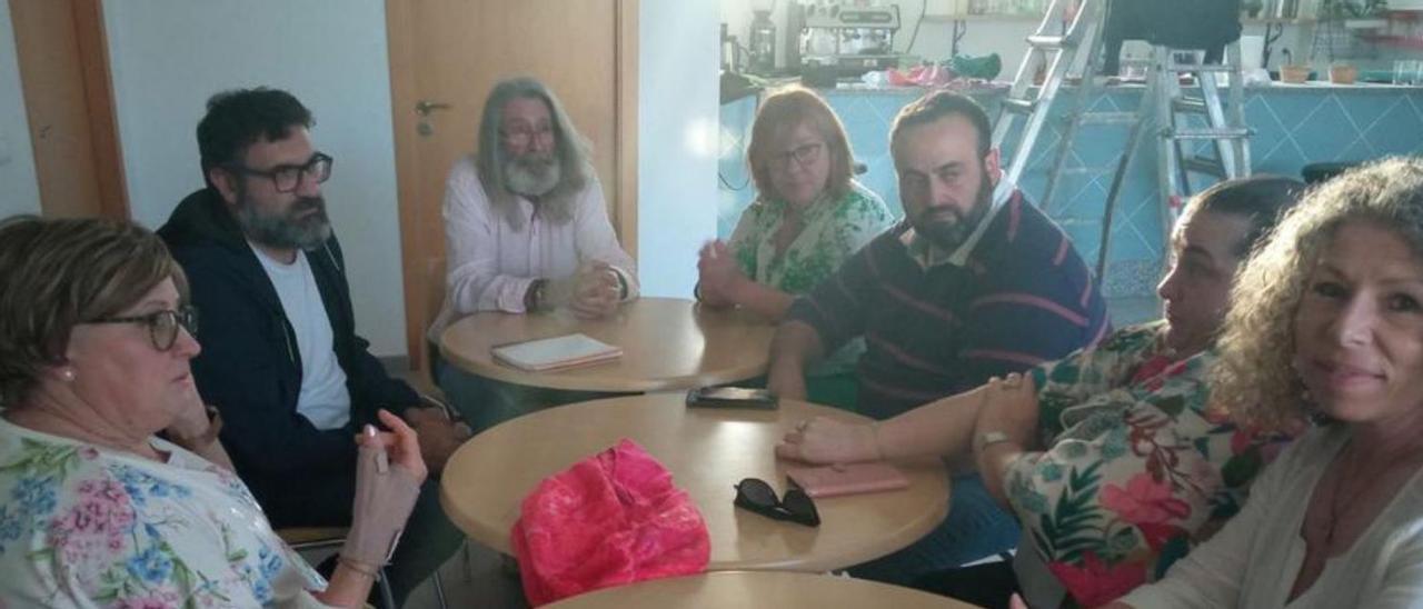 Un momento de la reunión de la formación con los vecinos. | // FARO