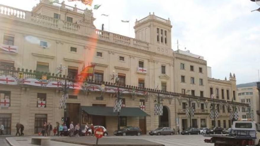 El Ayuntamiento de Alcoy está situado en la plaza de España.