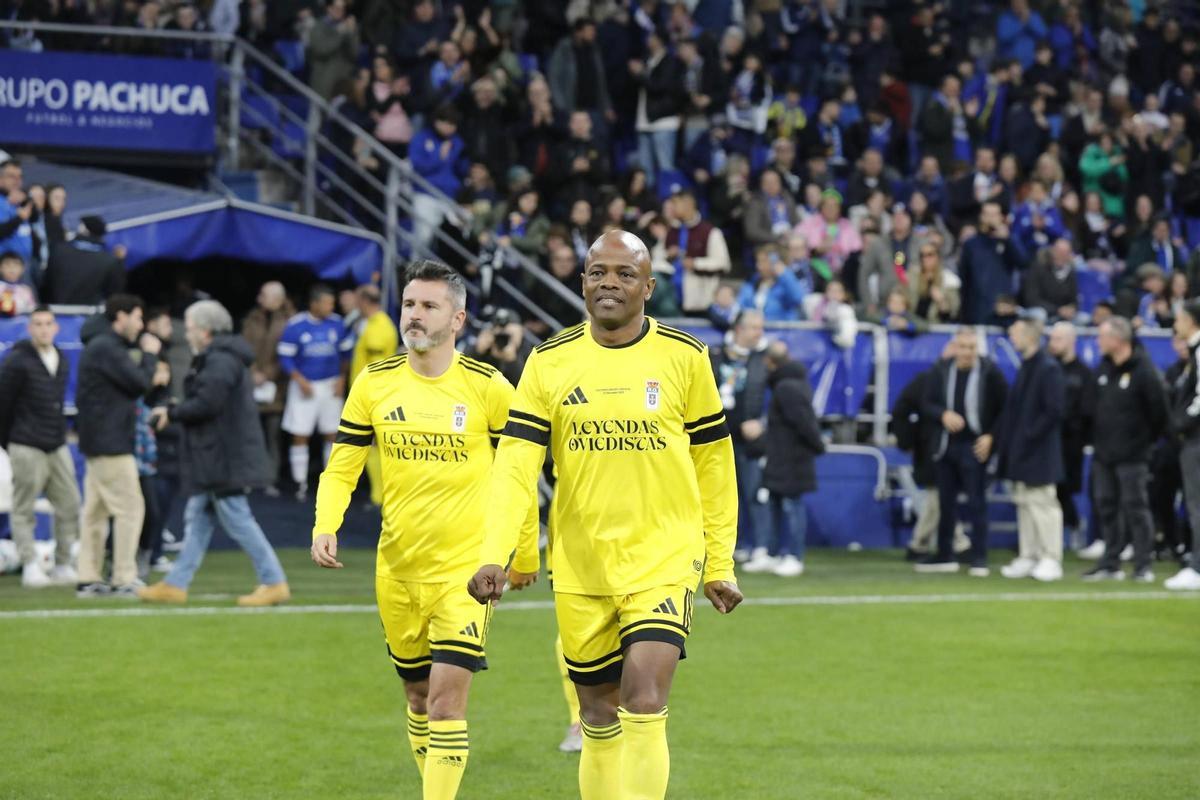 Iván Ania, junto a Dely Valdés, saltan al terreno de juego del Carlos Tartiere, este domingo.
