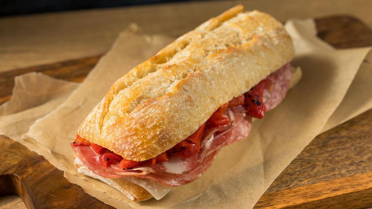 Un bocadillo de jamón.