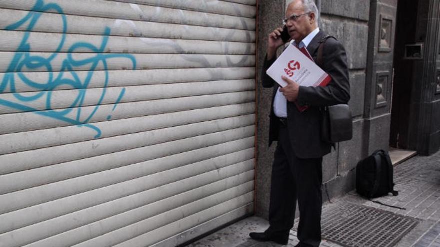 Casimiro Curbelo, en la calle Teobaldo Power donde está ubicado el Parlamento de Canarias.