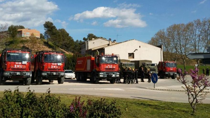 Vehicles de l&#039;exèrcit i dels Bombers de la Generalitat, aparcats a Castellfollit del Boix, a tocar de l&#039;àrea de l&#039;incendi
