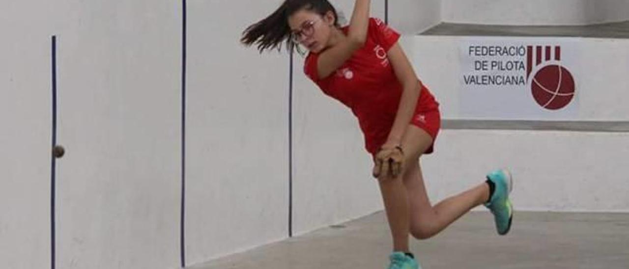 Claudia Peris Lozada en acción durante la final de raspall.