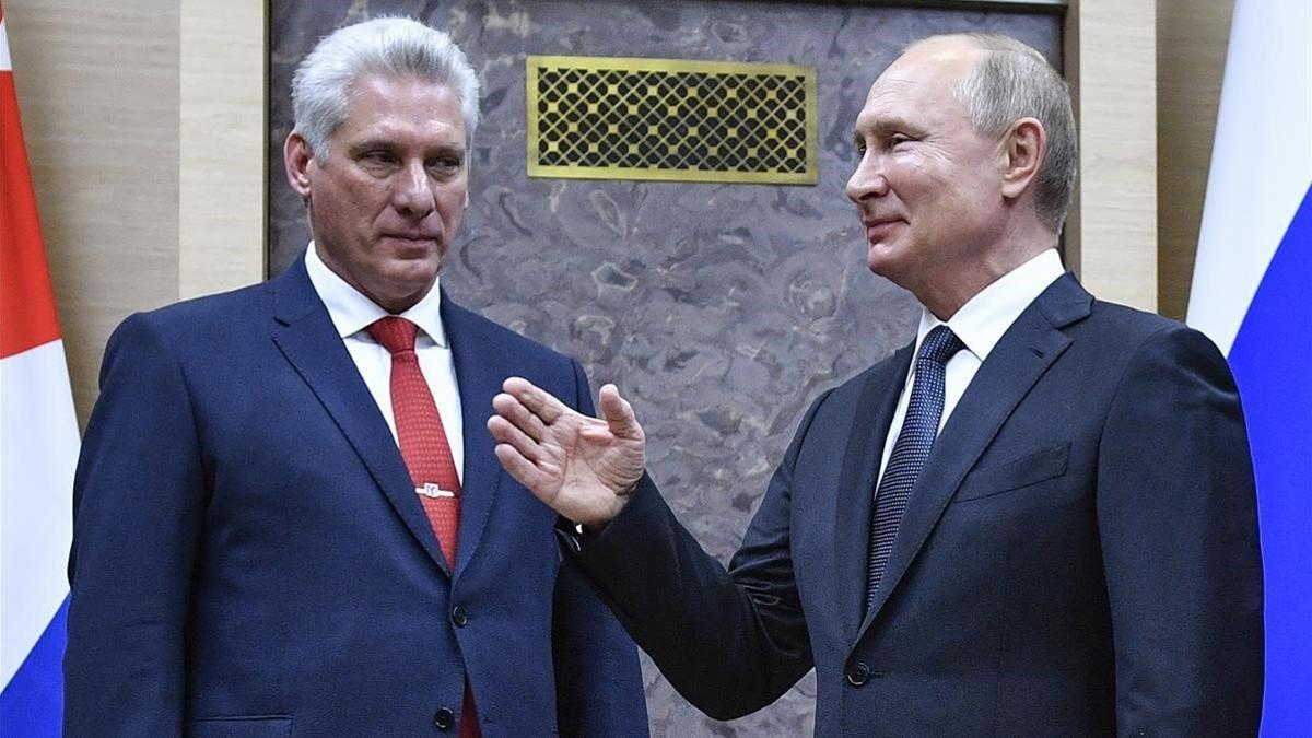 El presidente cubano, Miguel Díaz-Canel, y el ruso, Vladímir Putin, durante su encuentro este martes en Moscú.