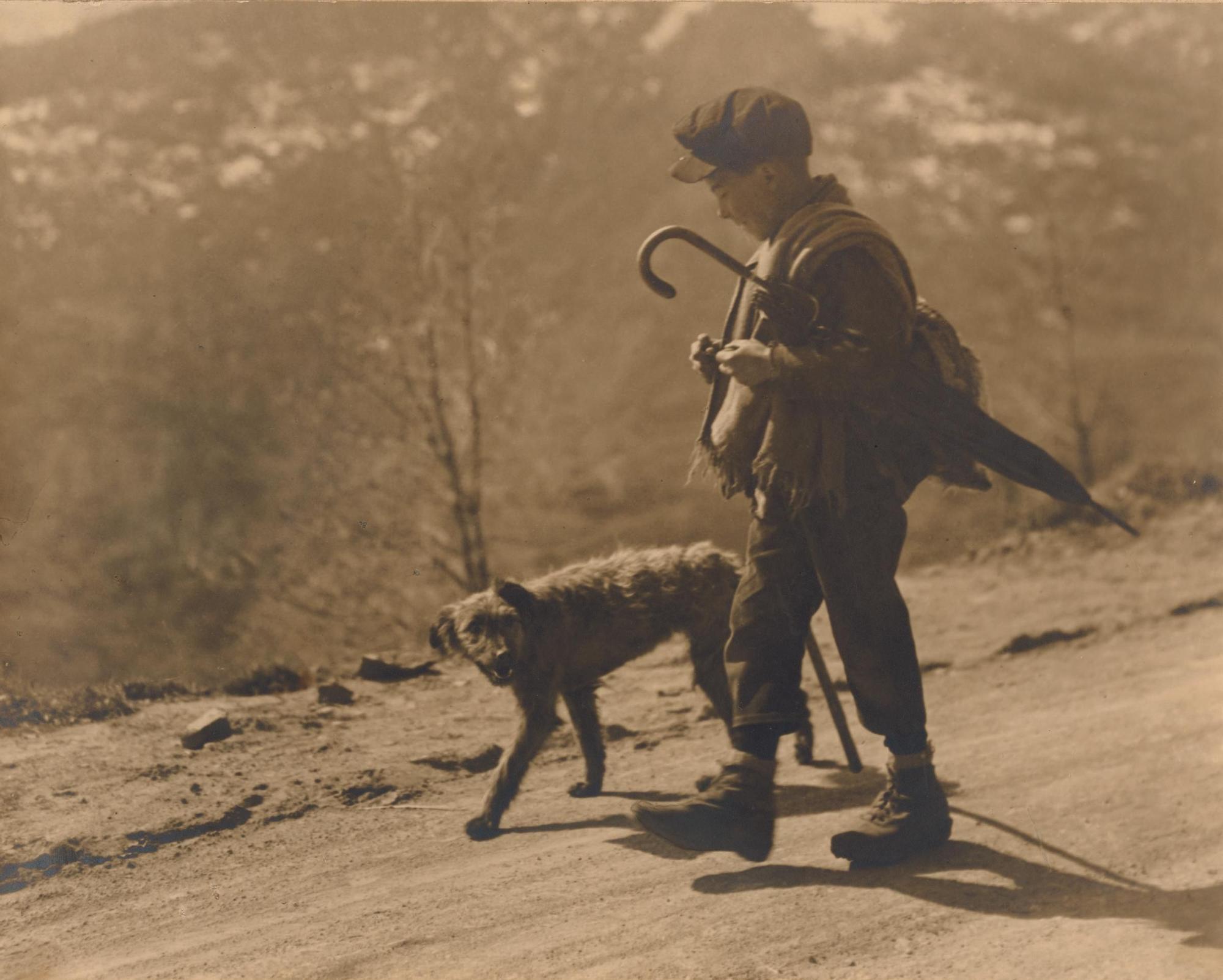 Col·loqui (remuntant Porqueres per la carretera de Banyoles a Olot) va ser una de les obres presentades al concurs de fotografia per a aficionats del 1932.