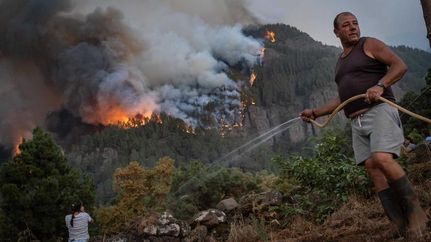 Els Bombers alerten que la situació al bosc és &quot;extremadament complexa&quot; i que els preocupa l&#039;Empordà