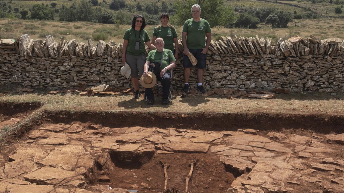 José González Albaladejo, hijo de José María, junto a sus tres hijos en la fosa exhumada.