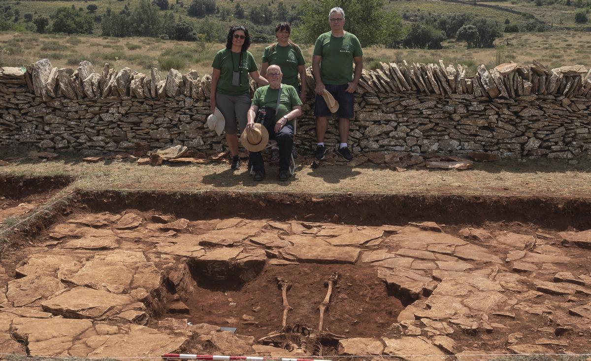 José González Albaladejo, hijo de José María, junto a sus tres hijos en la fosa exhumada.