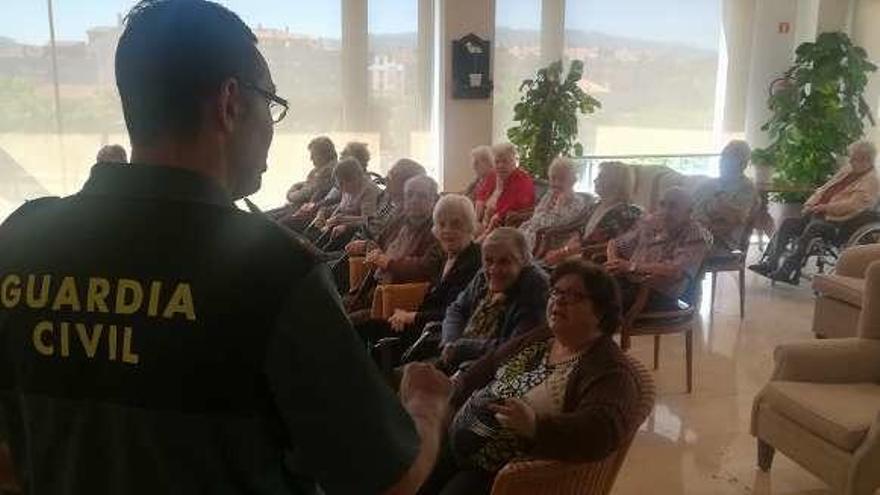 El teniente Prado, en su visita al centro Ballesol, en Poio. // Guardia Civil