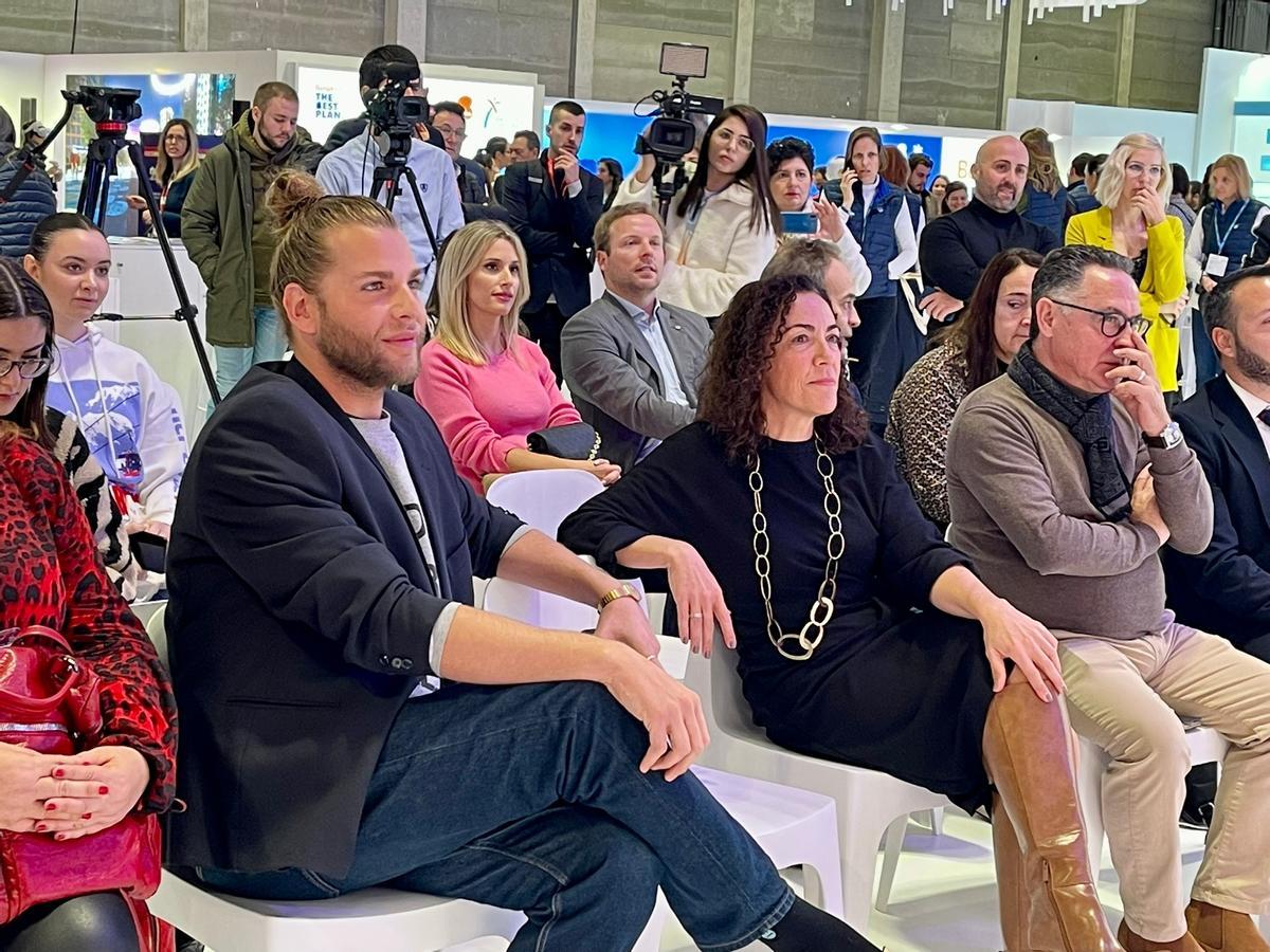 El diseñador bigastrense Eduardo Navarrete junto a la concejala de Comercio y Turismo, Rosario Martínez Chazarra, en la presentación