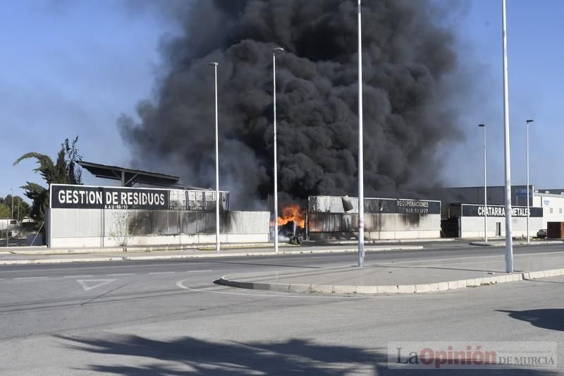 Imponentes llamas devoran una nave en Santomera