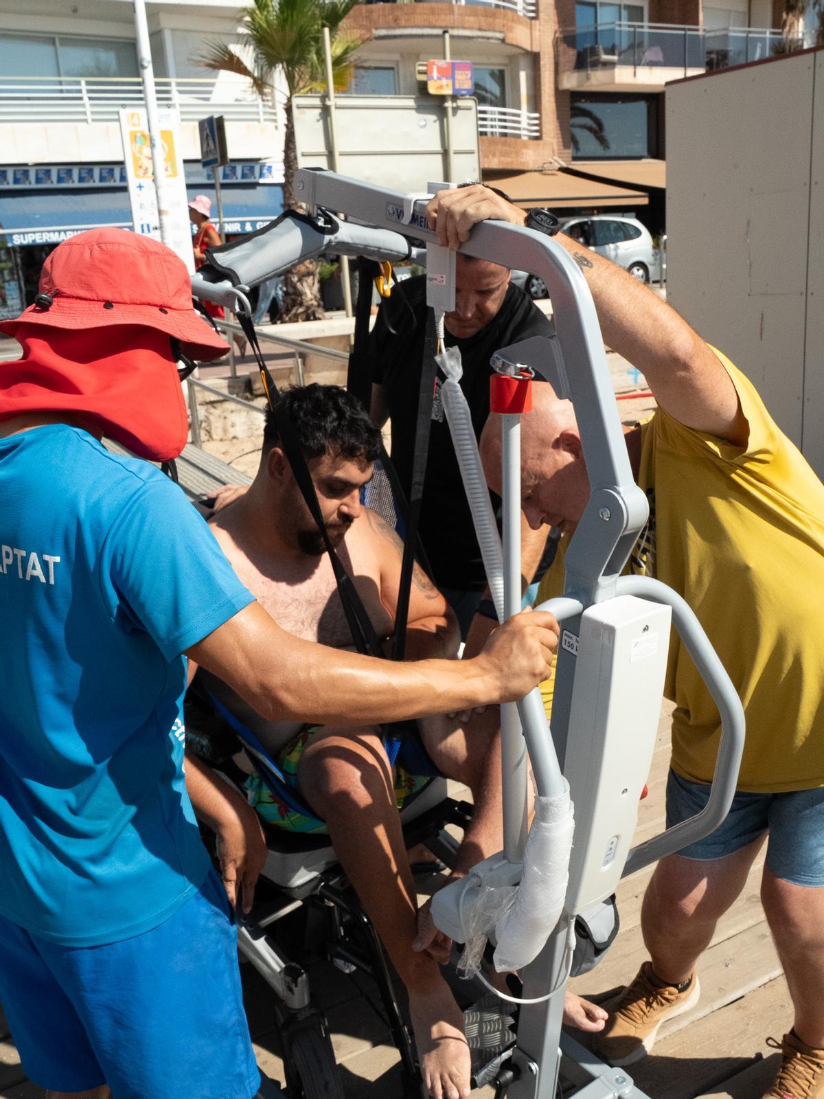 Usuari del servei de bany adaptat a Lloret de Mar