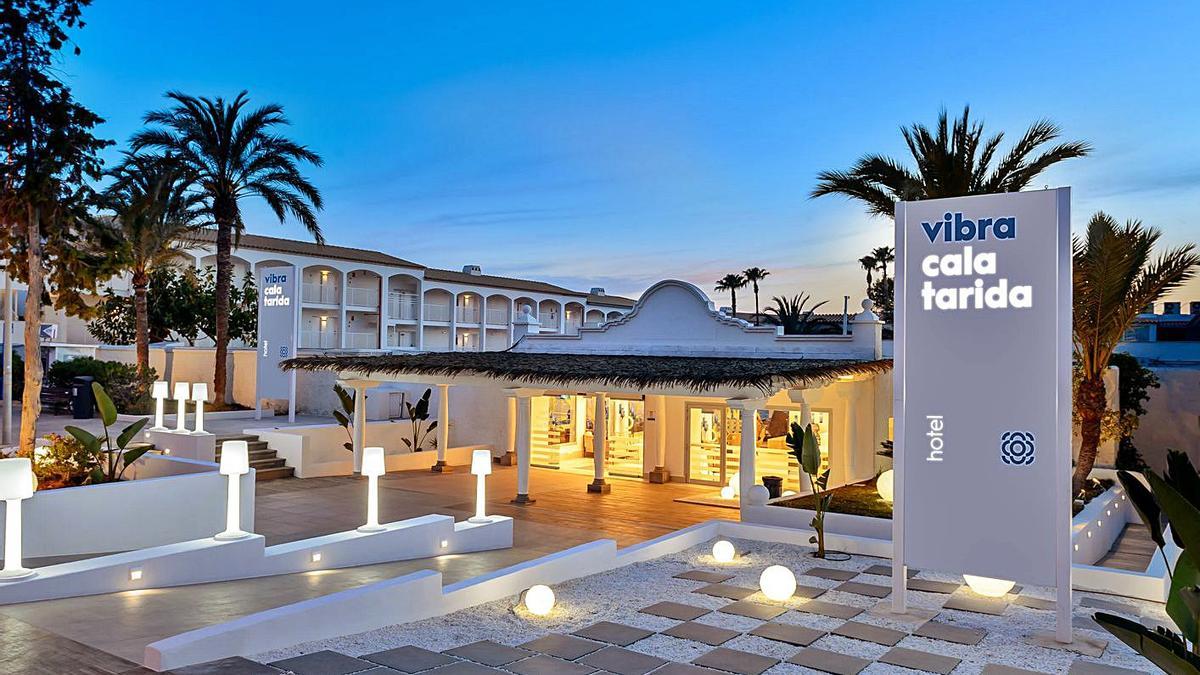 La nueva identidad de marca Vibra Hotels aplicada al Hotel Cala Tarida de Eivissa.