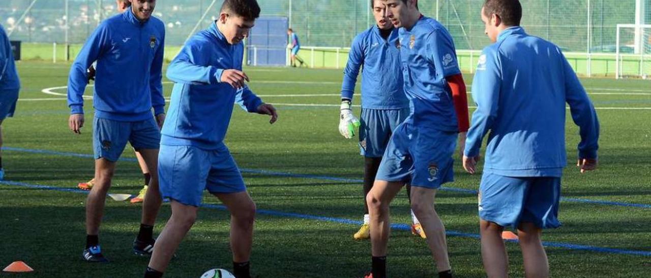 Miguel Loureiro, con la pelota, junto a Anxo, Campillo y Bruno durante un entrenamiento en Príncipe Felipe. // Rafa Vázquez