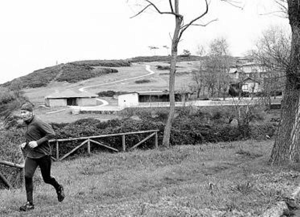 Carrió plantea el realojo de vecinos de la parroquia en los chalés de Perlora