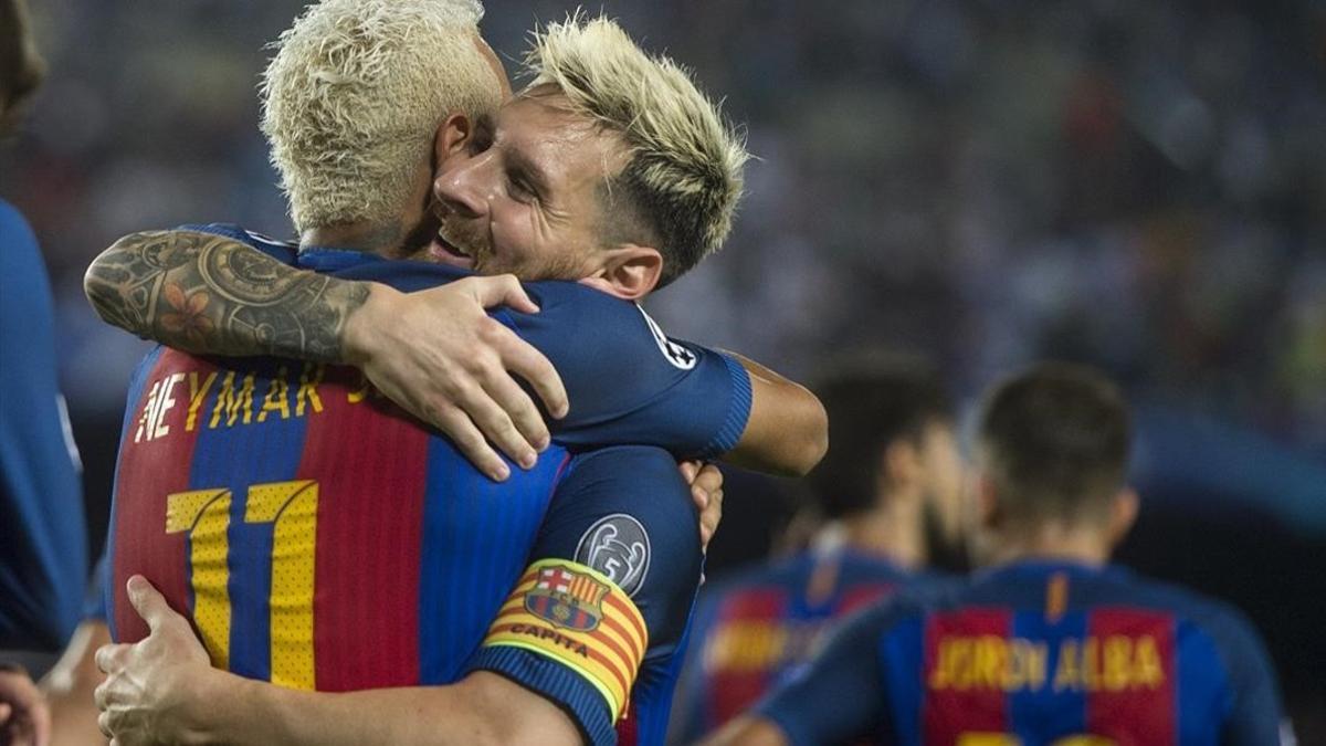Messi y Neymar se abrazan tras el segundo gol del Barça ante el Celtic.