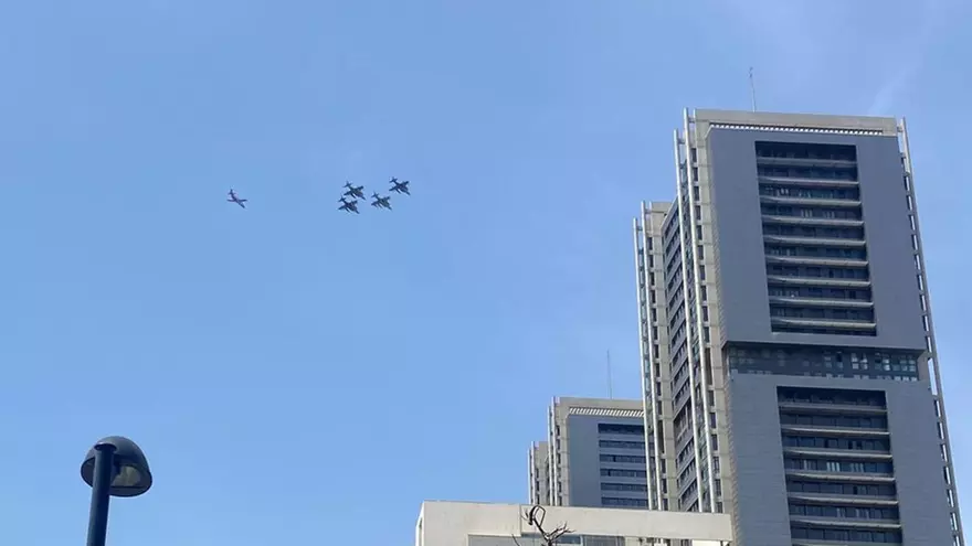 Aviones de caza sobrevuelan el cielo de Tenerife