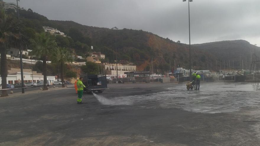 Netegen a fons l&#039;aparcament on van cremar 34 cotxes a Xàbia per a reobrir-lo hui