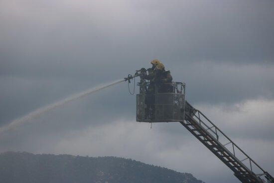 Els Bombers esperen extingir l'incendi que ha cremat una empresa de piscines d'Agullana en les properes hores