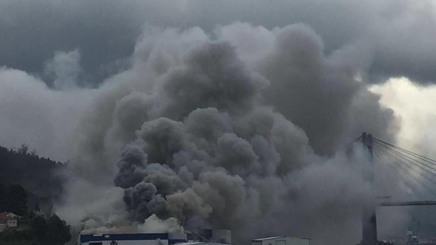 Incendio en la nave de Fandicosta, en Moaña.