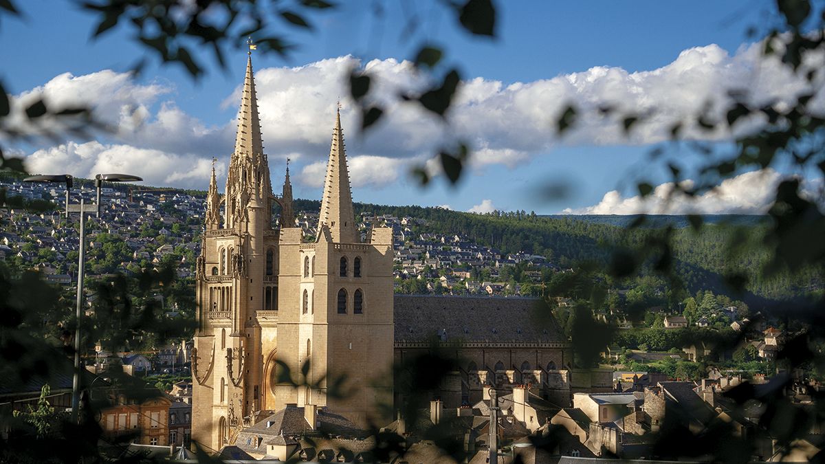 La imponente catedral de Mende, uno de los símbolos de Lozère, rodeada por los valles verdes del Macizo Central
