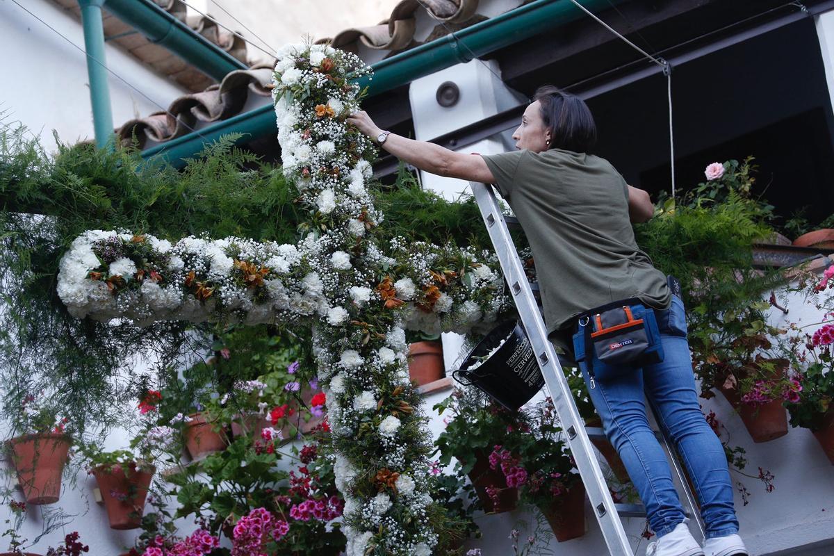 Montaje de la cruz de Cáritas Sagrario, ubicada en la calle Samuel de los Santos Gener.