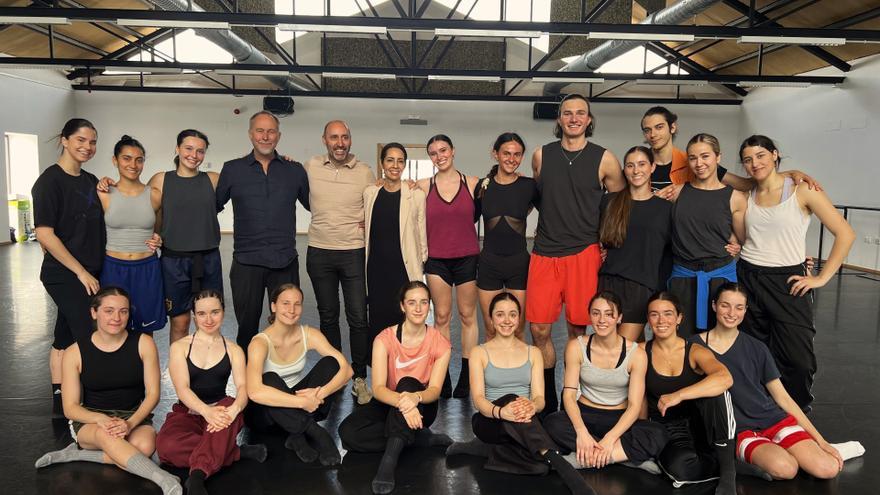 El director del Teatro de la Maestranza visita el centro coreográfico internacional Take Off Dance.