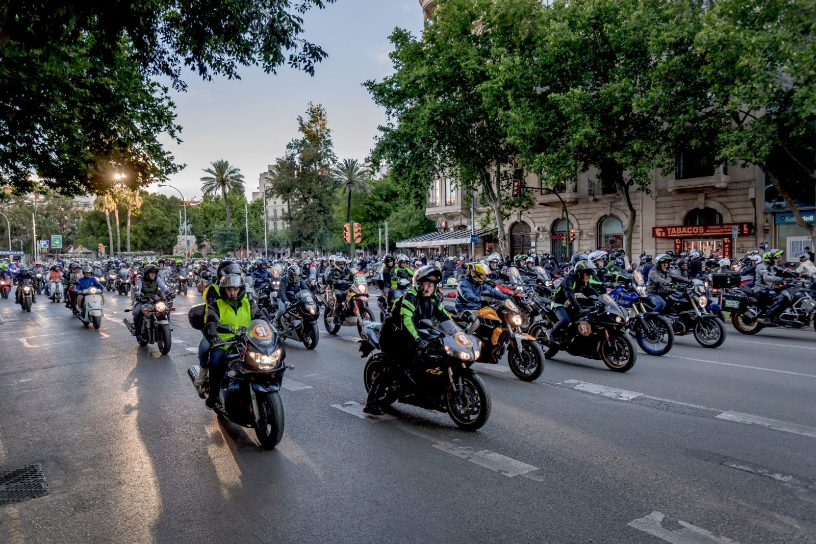 Palma se colapsa de motos en protesta contra la ORA y la prohibición de circular en Acire