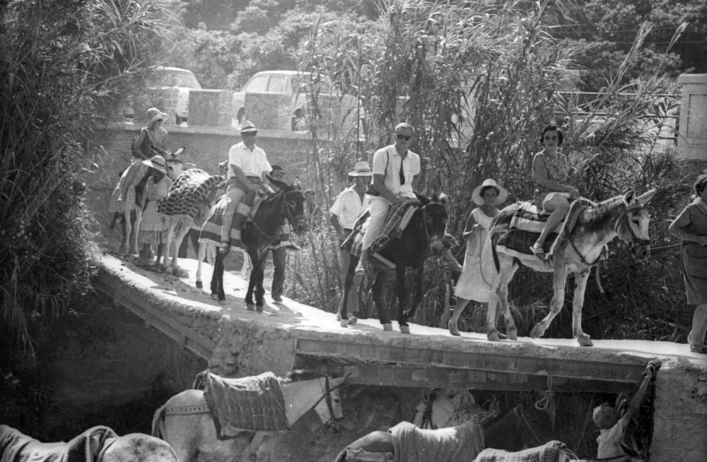 Los paseos en burro por los alrededores de las Fuentes del Algar se convirtieron durante años en un medio para lograr unas pesetas, como se aprecia en estas imágenes de los 60.