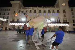 Las primeras piezas de la Hoguera Oficial 2025 llegan a la plaza del Ayuntamiento