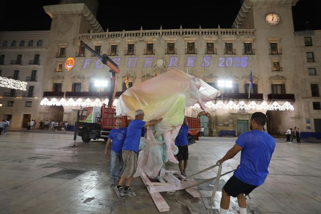 Las primeras piezas de la Hoguera Oficial 2025 llegan a la plaza del Ayuntamiento