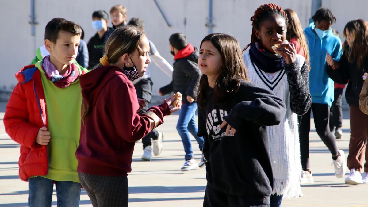 Els nens i nenes juguen a l&#039;hora del pati sense mascareta