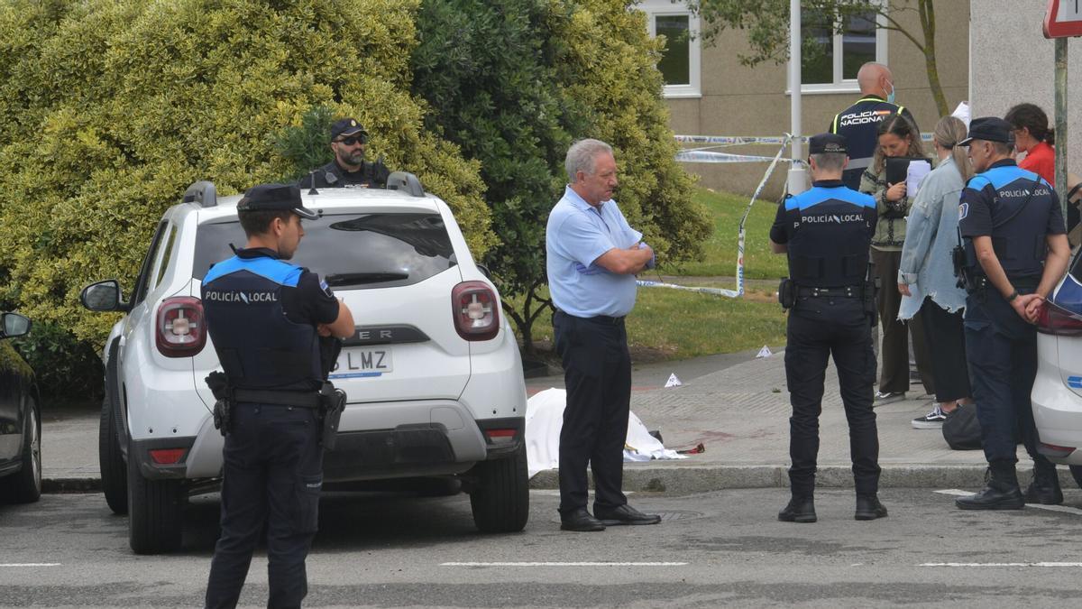 Policías nacionales y locales en la zona de Os Rosales, en A Coruña, donde un hombre ha sido apuñalado mortalmente en el cuello.