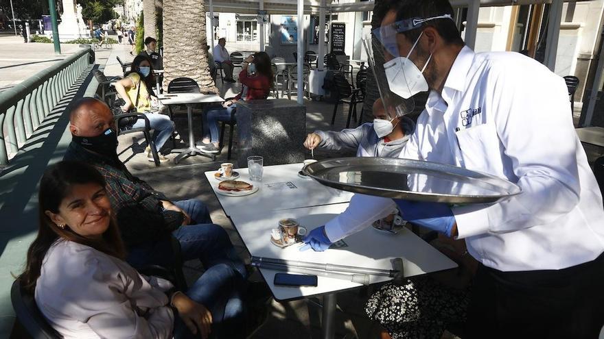 Terraza abierta en la plaza de la Marina, en los inicios de la fase 1 en Málaga.