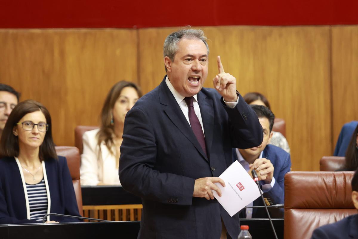 El secretario general del PSOE-A, Juan Espadas, en el Pleno del Parlamento andaluz.