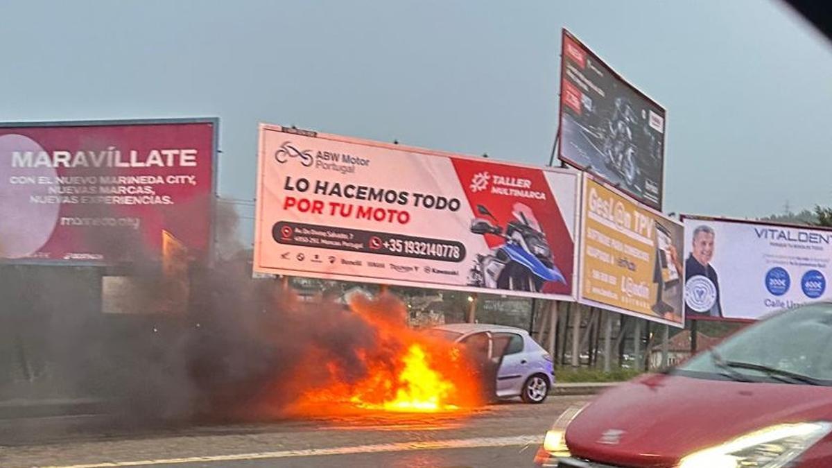 El coche ardiendo este lunes en la Avenida de Madrid