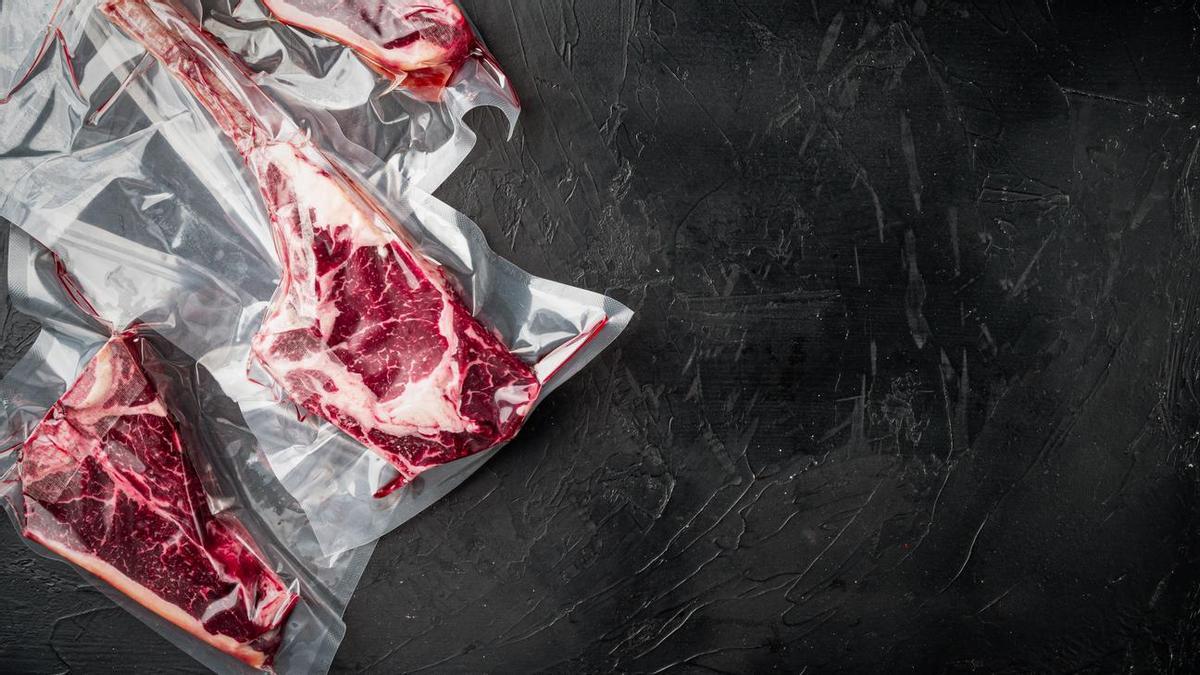 La OCU alerta del riesgo de madurar carne en casa: ¡no lo hagas!