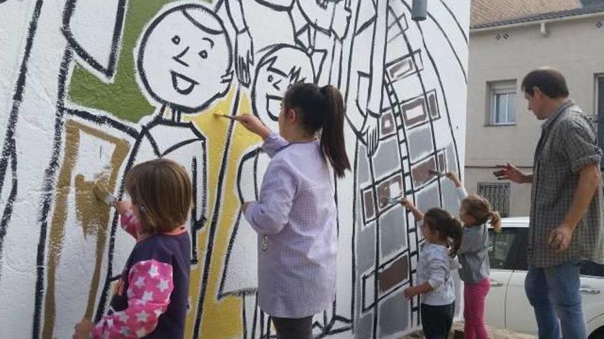 Elaboració del mural a la nova plaça del cremallera de Montserrat