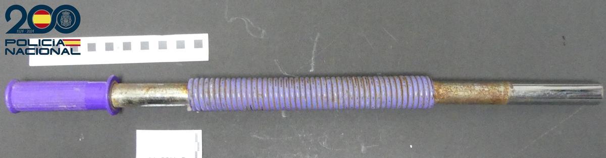 La barra de hierro con la que presuntamente golpeó a la mujer.