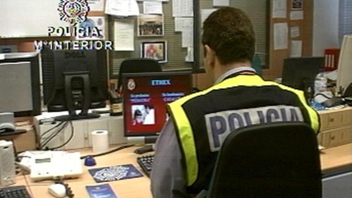Un agente de la Policía trabaja en la búsqueda de imágenes de pornografía infantil distribuidas por internet, en abril del 2008.