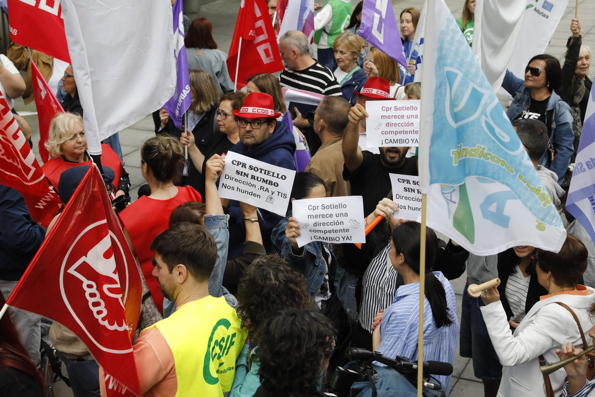 Concentración de los trabajadores del ERA para reclamar la equiparación con los servicios del Sespa