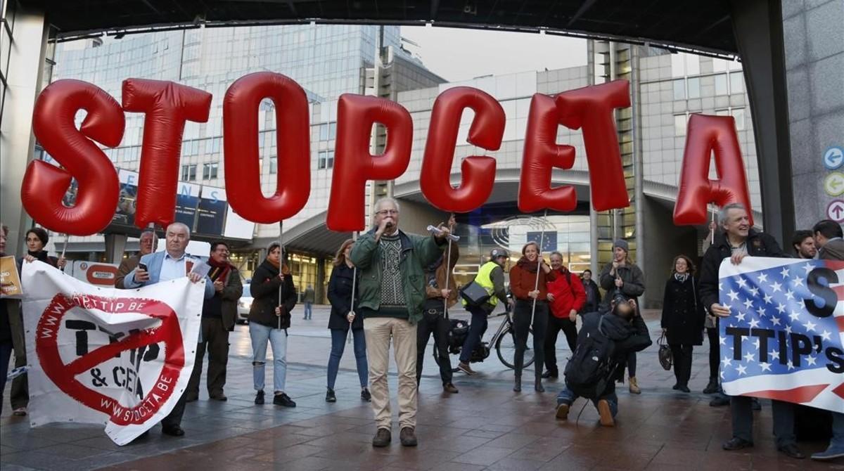 kamor35979316 demonstrators protest against ceta outside the eu summit in 161020213426