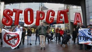 Protesta en Bruselas contra el tratado comercial euro-canadiense CETA.