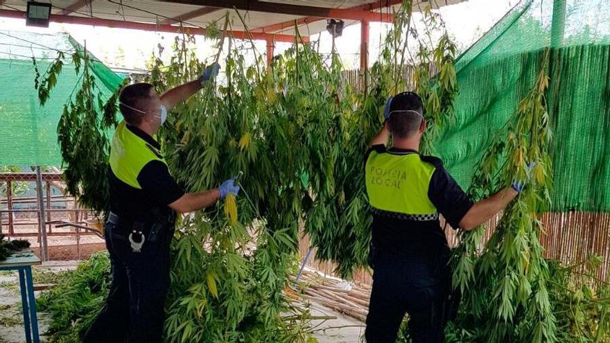 Agentes de la policía local de Archena con el material incautado.