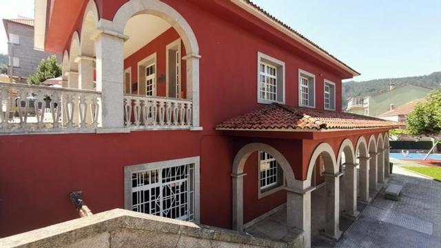 El edificio de la Biblioteca Torrente Ballester, en el entorno de Ramal dos Galos, en Bueu.