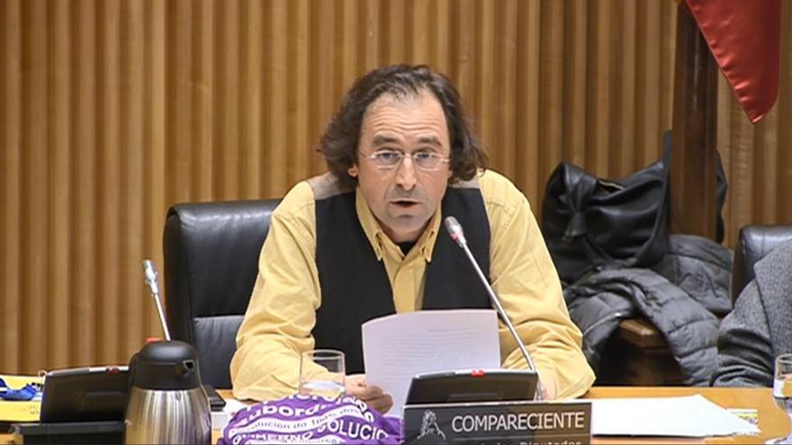 Xesús Domínguez, de las plataformas de afectados por preferentes en Galicia, hoy en el Congreso. // FDV