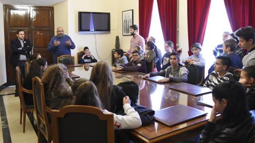 Alumnos de San Agustín, Bovalar y la Plana, ayer en el ayuntamiento.